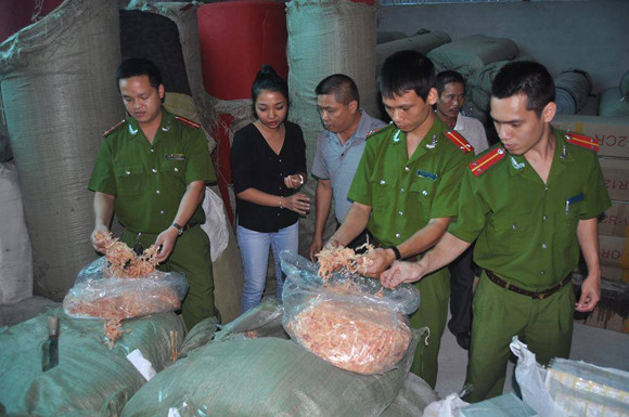 Choáng với mực xé nhỏ: đốt khét lẹt, kéo co giãn như cao su ảnh 4