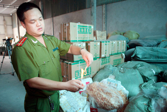 Choáng với mực xé nhỏ: đốt khét lẹt, kéo co giãn như cao su ảnh 1