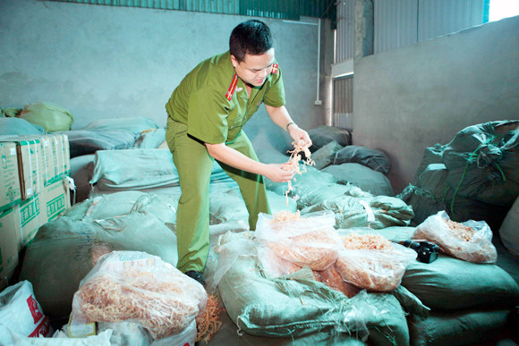 Choáng với mực xé nhỏ: đốt khét lẹt, kéo co giãn như cao su ảnh 7