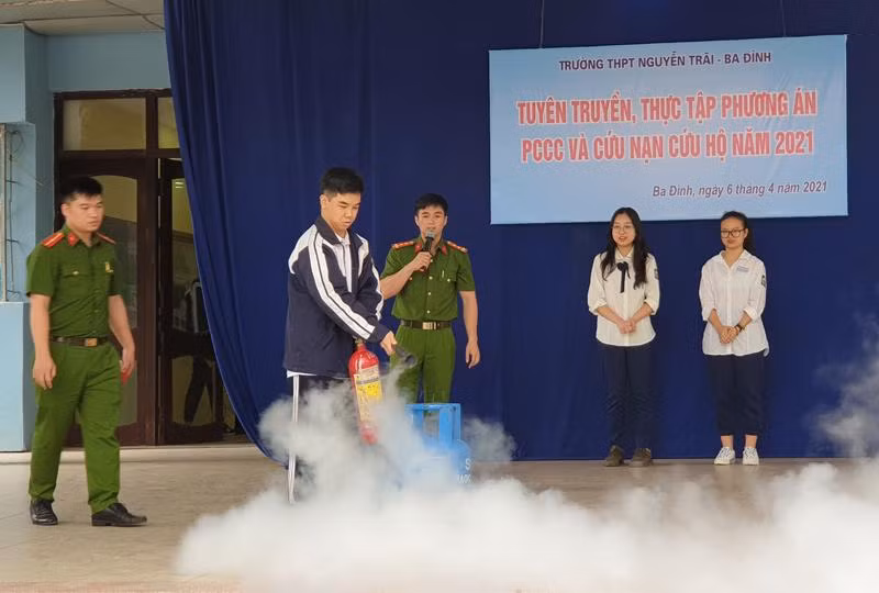 Lực lượng Cảnh sát PCCC và CNCH hướng dẫn học sinh sử dụng bình chữa cháy an toàn