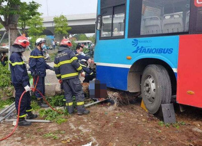 Lực lượng cứu nạn nâng xe buýt cứu người mắc kẹt trong gầm sau vụ TNGT Lực lượng cứu nạn nâng xe buýt cứu người mắc kẹt trong gầm sau vụ TNGT