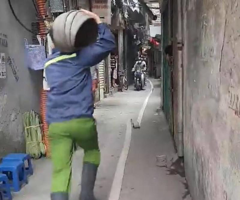 Lực lượng Cảnh sát PCCC và CNCH- CAQ Đống Đa khẩn trương tiếp cận vụ cháy do chập điện tại ngôi nhà trong ngõ trên địa bàn