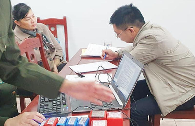 Cơ quan công an ghi lời khai đối tượng Lan Anh