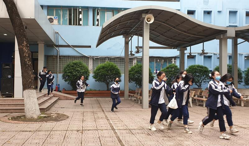 Các học sinh tham gia tình huống chữa cháy và thoát nạn giả định