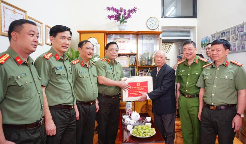 Trung tướng Nguyễn Hải Trung, Ủy viên Ban Thường vụ Thành ủy, Bí thư Đảng ủy, Giám đốc CATP Hà Nội thăm hỏi, tặng quà động viên đồng chí Nguyễn Văn Thạnh Trung tướng Nguyễn Hải Trung, Ủy viên Ban Thường vụ Thành ủy, Bí thư Đảng ủy, Giám đốc CATP Hà Nội thăm hỏi, tặng quà động viên đồng chí Nguyễn Văn Thạnh