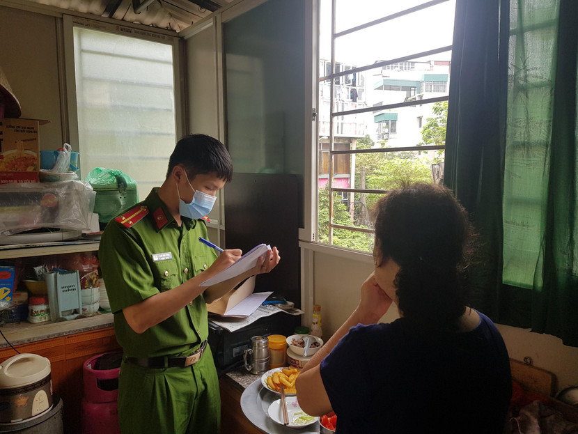 Công an quận Hoàn Kiếm rà soát, tuyên truyền người dân mở lối thoát nạn an toàn Công an quận Hoàn Kiếm rà soát, tuyên truyền người dân mở lối thoát nạn an toàn