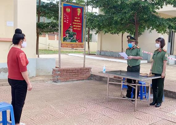 Cơ quan công an đọc quyết định khởi tố đối với Quàng Thị Phương