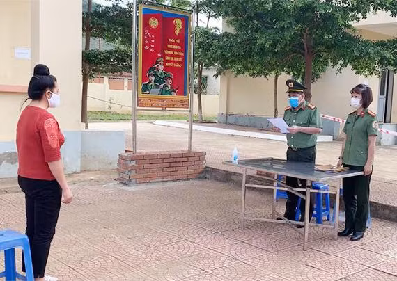 Cơ quan công an đọc quyết định khởi tố đối với Quàng Thị Phương