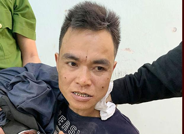 Cơ quan công an đã khống chế thành công đói tượng chém người gây thương tích cố thủ trong nhà