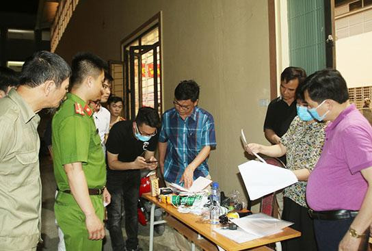 Cơ quan công an kiểm tra các tang vật thu giữ được của nhóm đối tượng