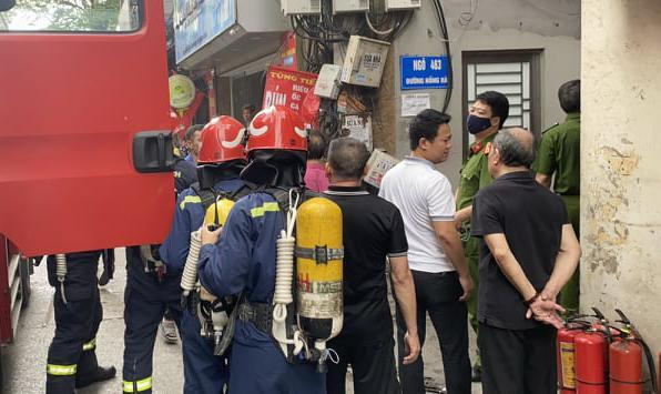 Lực lượng cảnh sát PCCC và CNCH- CAQ Hoàn KIếm tiếp cận đám cháy