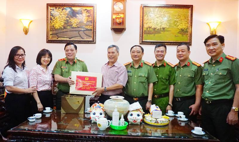 Trung tướng Nguyễn Hải Trung thăm hỏi, tặng quà động viên đồng chí Trần Thùy Trung tướng Nguyễn Hải Trung thăm hỏi, tặng quà động viên đồng chí Trần Thùy