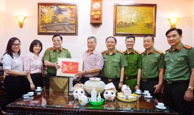 Trung tướng Nguyễn Hải Trung thăm hỏi, tặng quà động viên đồng chí Trần Thùy