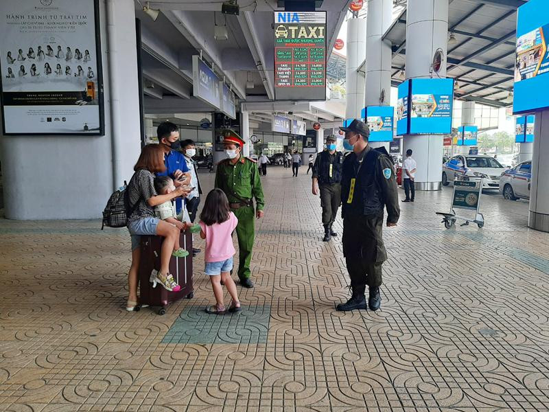 Lực lượng Đồn công an sân bay Nội Bài phối hợp chặt chẽ với lực lượng chức năng tuyên truyền, nhắc nhở người dân nâng cao ý thức phòng chống dịch covid-19
