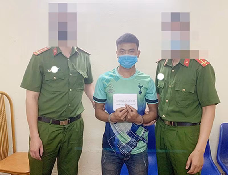 Công an bắt quả tang đối tượng Chứ đang vận chuyển 2 bánh heroin