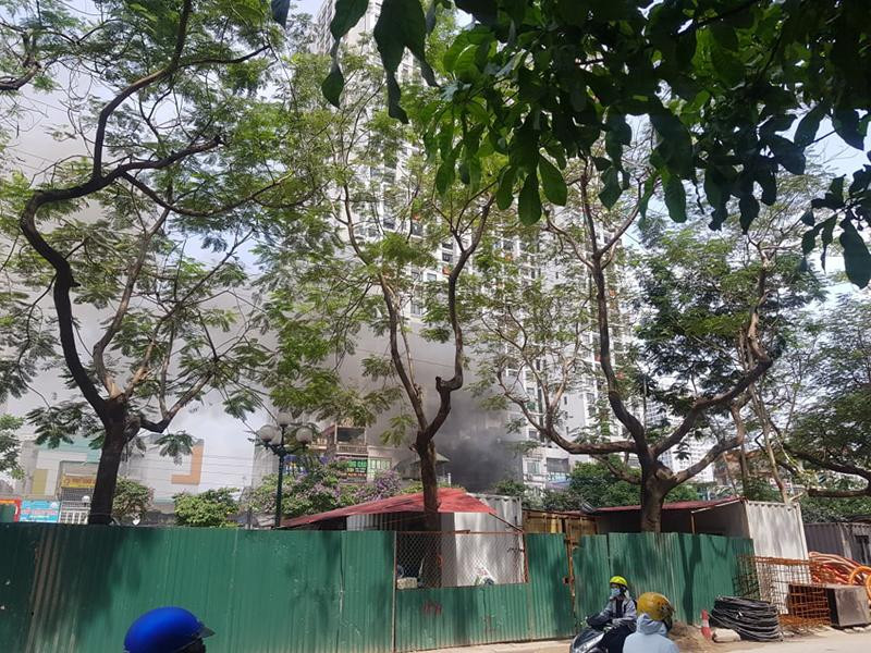 Đám cháy tại phố Tam Trinh đã được khống chế và dập tắt Đám cháy tại phố Tam Trinh đã được khống chế và dập tắt