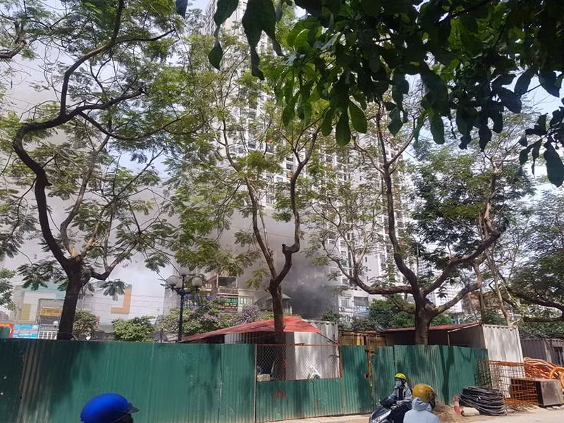 Đám cháy tại phố Tam Trinh đã được khống chế và dập tắt