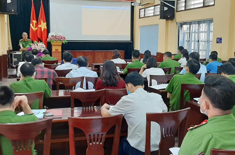 Thượng tá Phạm Xuân Quang, Phó trưởng CAH Gia Lâm phát biểu chỉ đạo tại hội nghị