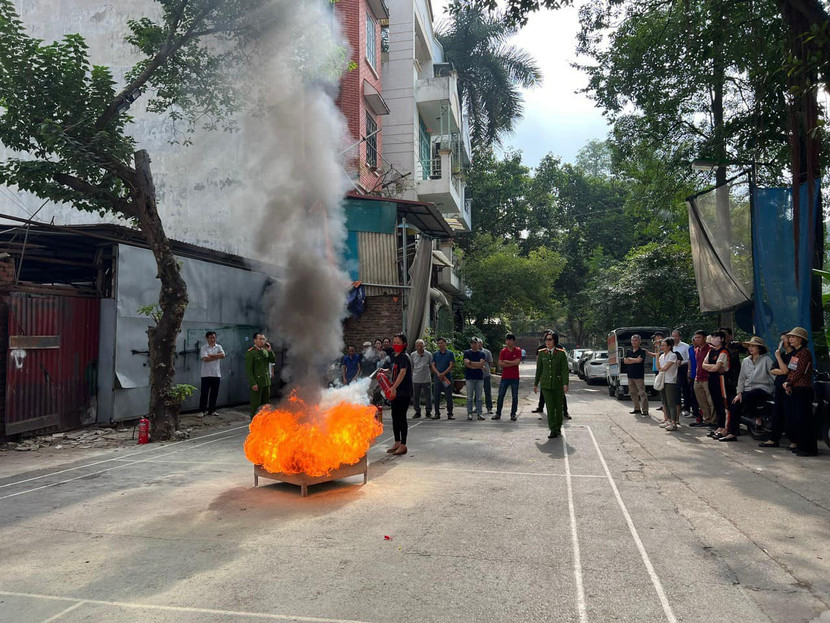 Cảnh sát PCCC và CNCH hướng dẫn người dân biện pháp dập lửa an toàn, hiệu quả