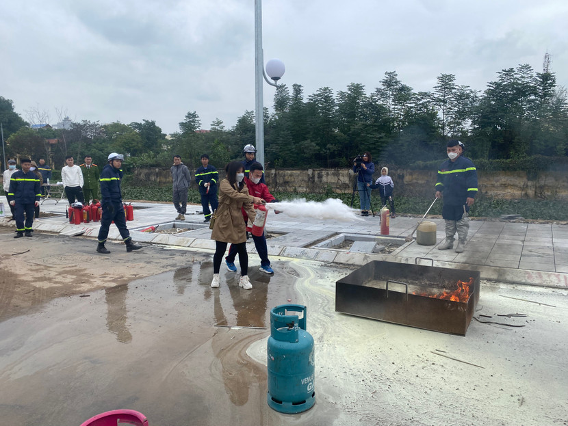 Các học sinh ,sinh viên thực hành chữa cháy khay xăng