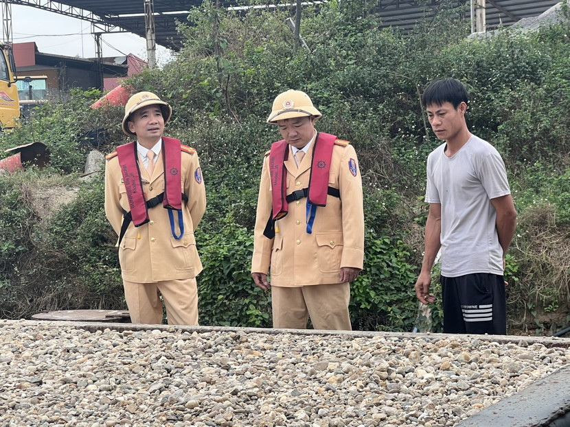 Đội Cảnh sát đường thủy - Phòng CSGT kiểm tra phương tiện neo đậu xếp, dỡ hàng hoá