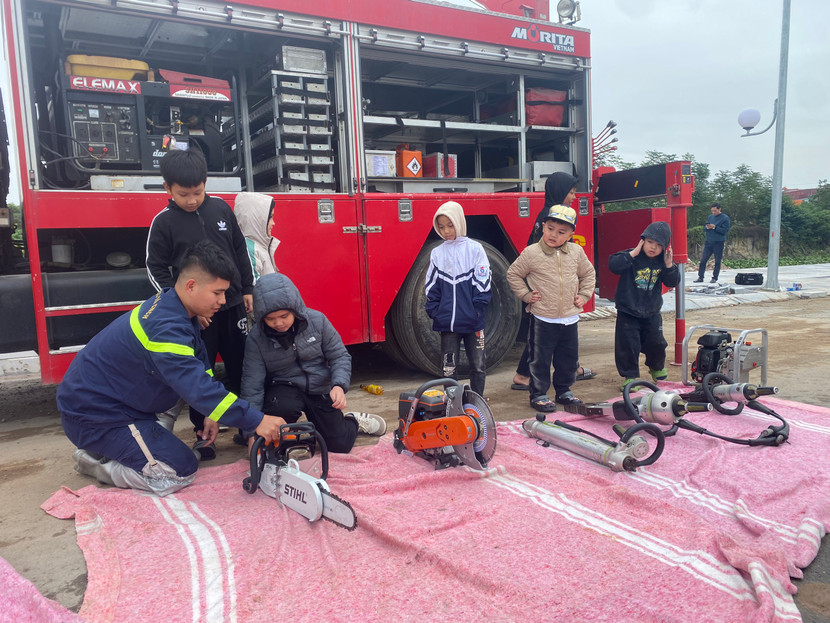 Cảnh sát PCCC và CNCH giúp các trẻ nhỏ trải nghiệm thiết bị PCCC, CNCH