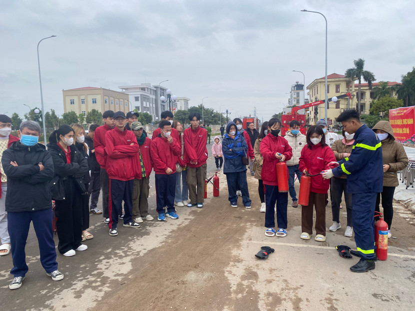 Cảnh sát PCCC hướng dẫn học sinh sử dụng bình chữa cháy an toàn, hiệu quả