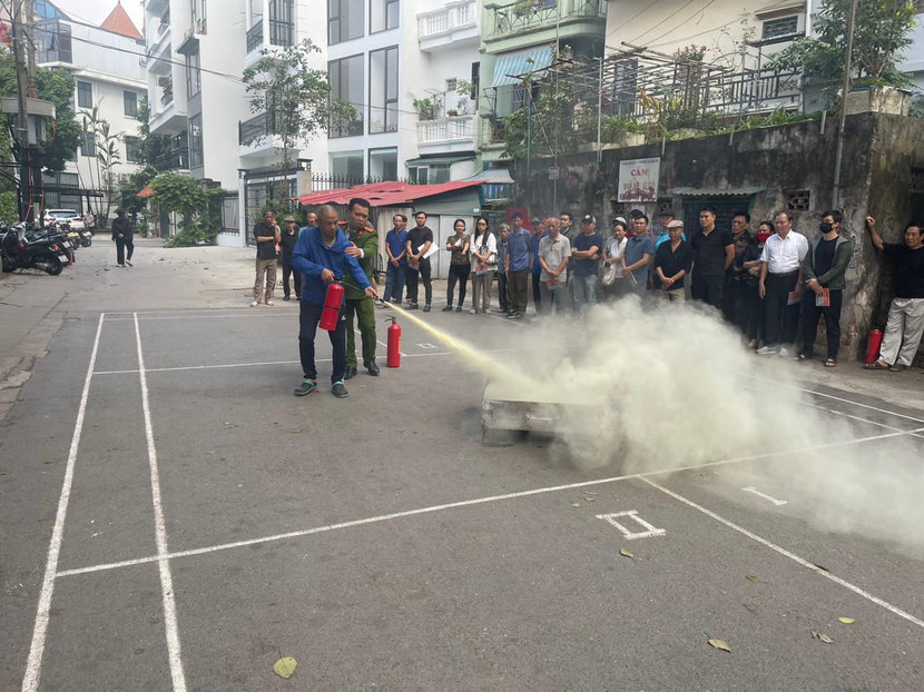 Các học viên thực hành sử dụng bình chữa cháy xách tay