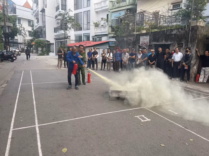 Các học viên thực hành sử dụng bình chữa cháy xách tay