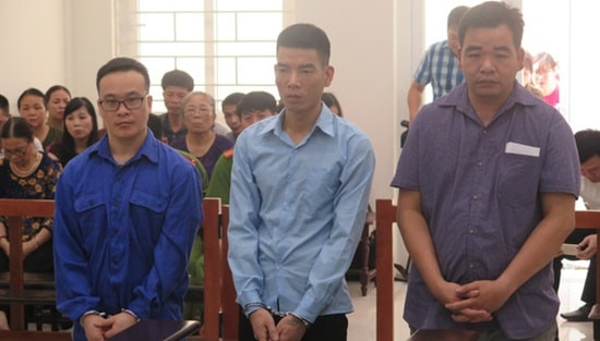 Các bị cáo Phong, Tùng, Sơn tại phiên toà