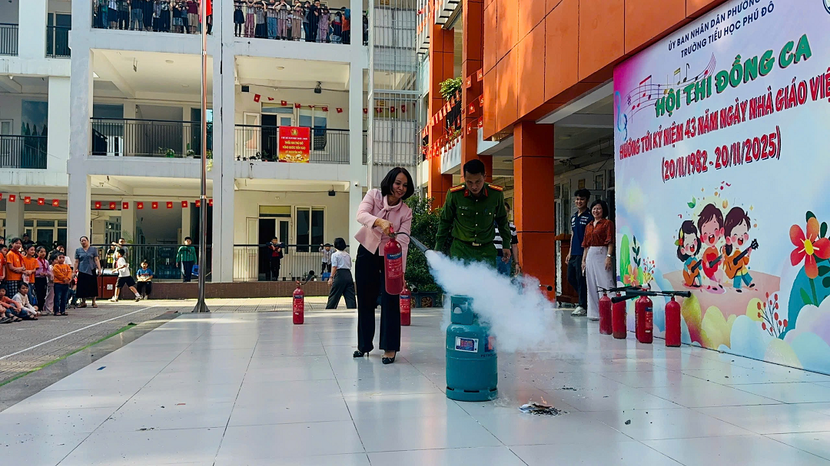 CBCS hướng dẫn kỹ năng sử dụng bình chữa cháy xách tay cho thầy, cô giáo trường Tiểu học Phú Đô CBCS hướng dẫn kỹ năng sử dụng bình chữa cháy xách tay cho thầy, cô giáo trường Tiểu học Phú Đô