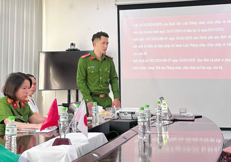 Báo cáo viên tuyên truyền và phổ biến kiến thức, quy định pháp luật về an toàn cháy, nổ tại buổi diễn tập