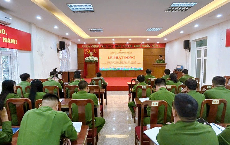 Trung tá Nguyễn Hoài Sơn, Trưởng Công an phường Thanh Liệt phát động phong trào thi đua Ba nhất “Kỷ luật nhất – Trung thành nhất – Gần dân nhất" tại đơn vị