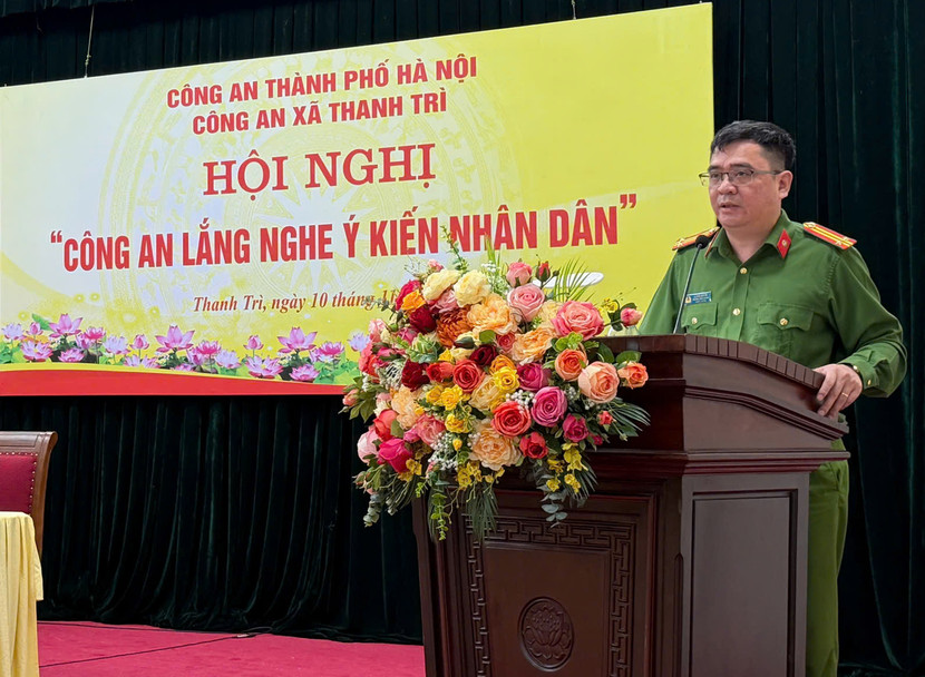 Trung tá Lê Văn Quyền – Trưởng Công an xã Thanh Trì tiếp thu và giải đáp ý kiến của nhân dân