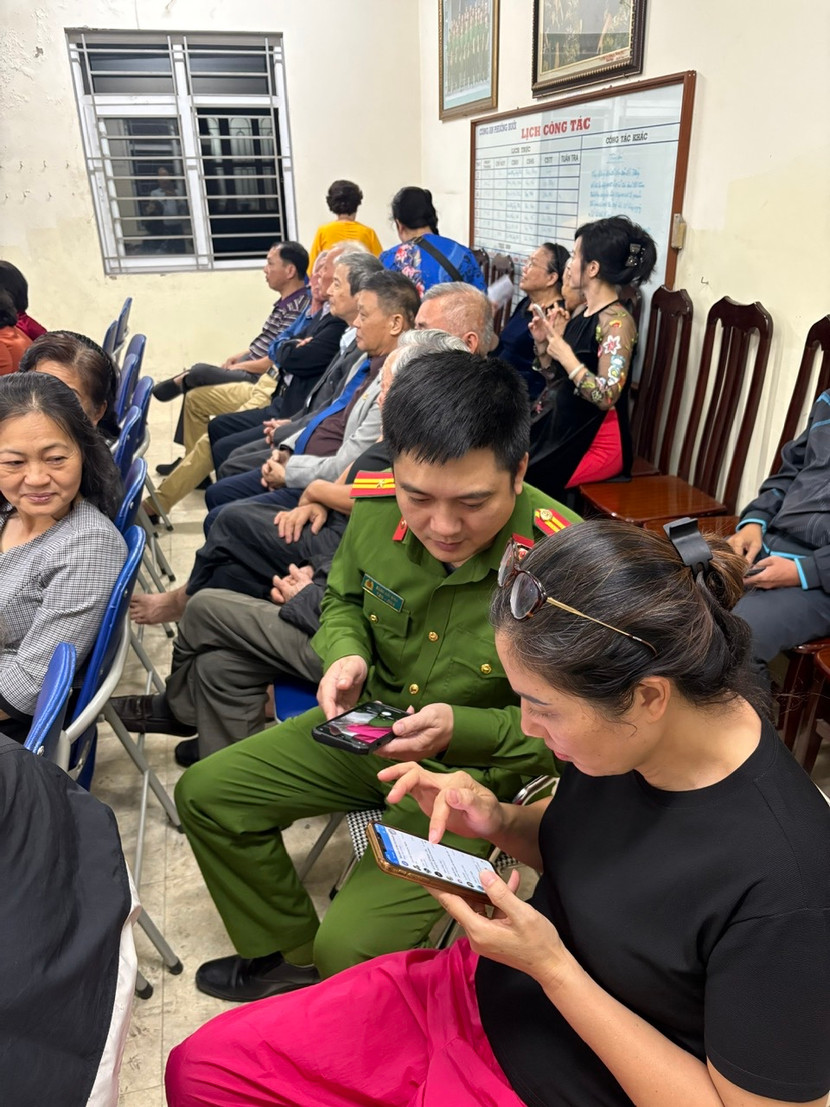 Tranh thủ mọi lúc, mọi nơi CBCS Công an phường Tây Hồ hỗ trợ người dân cập nhật dữ liệu bằng lái xe, đăng ký xe