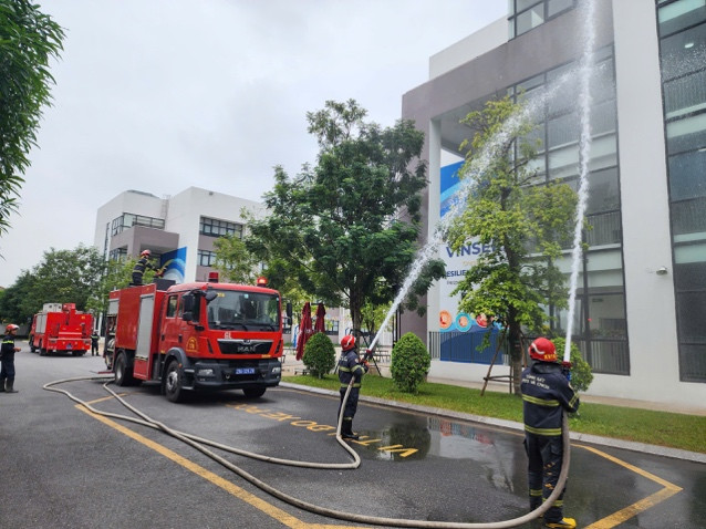 Lực lượng chữa cháy chuyên nghiệp triển khai đội hình chữa cháy Lực lượng chữa cháy chuyên nghiệp triển khai đội hình chữa cháy