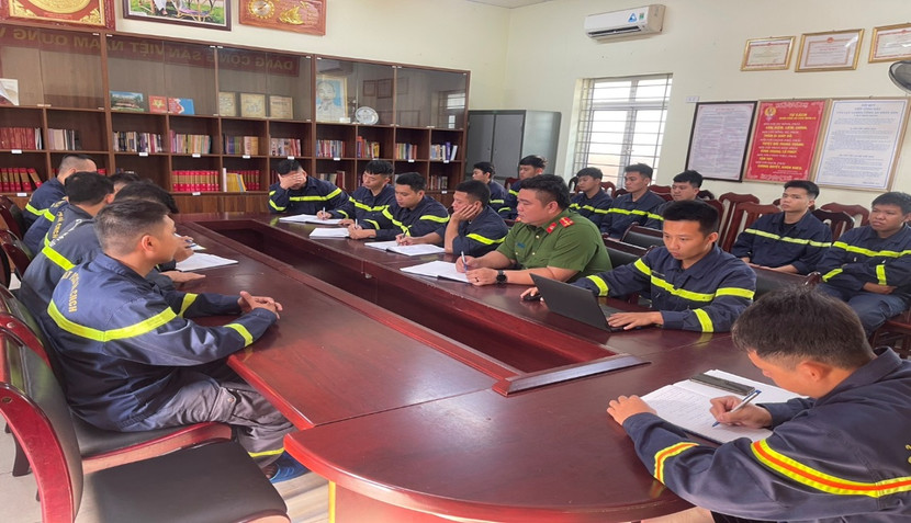 Cán bộ chiến sỹ Đội chữa cháy và CNCH khu vực số 16 tham gia tập huấn