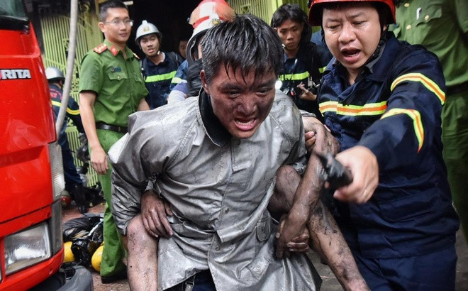 Cảnh sát PCCC và CNCH - Công an thành phố Hà Nội kịp thời cứu nạn nhân mắc kẹt trong đám cháy xảy ra tại ngôi nhà ở phố Núi Trúc năm 2019