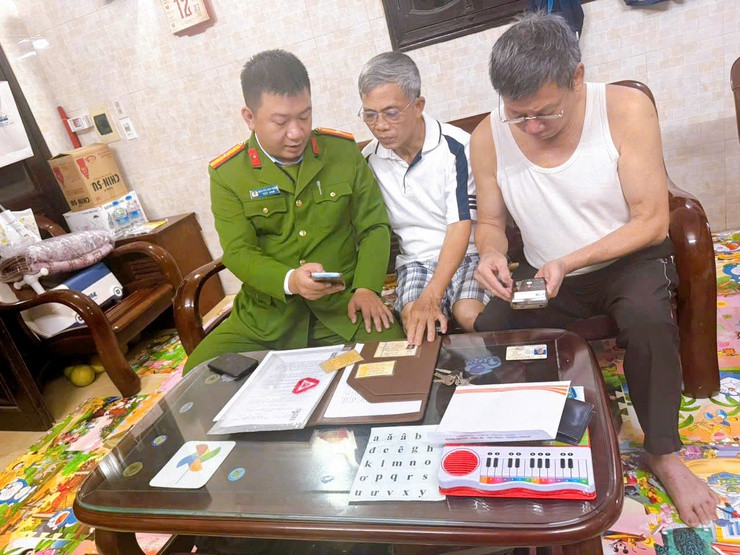 Công an phường Thanh Liệt luôn gần dân để hiểu tâm tư, nguyện vọng, kịp thời giúp đỡ nhân dân