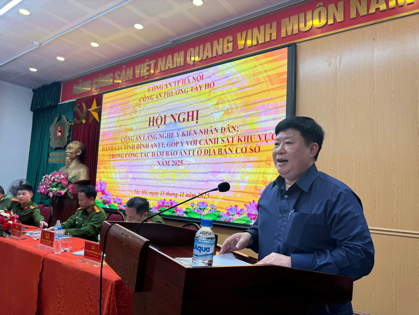 Đồng chí Nguyễn Thanh Tịnh, Chủ tịch UBND phường Tây Hồ ghi nhận, biểu dương những nỗ lực, kết quả mà Công an phường đạt được trong thời gian qua