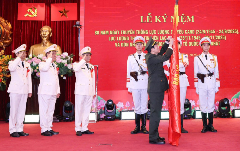 Thay mặt lãnh đạo Đảng, Nhà nước, Đại tướng Lương Tam Quang, Bộ trưởng Bộ Công an gắn Huân chương Bảo vệ Tổ quốc hạng Nhất lên Cờ truyền thống của lực lượng Viễn thông và Cơ yếu CAND