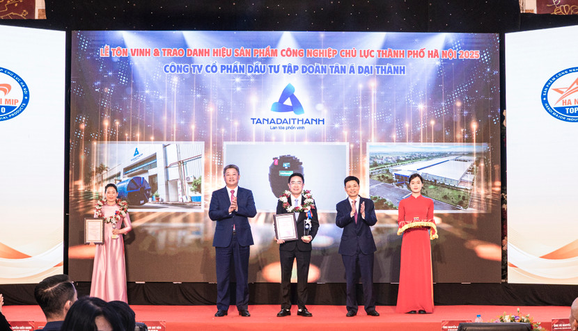 Ông Trương Công Phong - Tổng Giám đốc Tổng công ty Tân Á Đại Thành Công nghiệp đại diện Tập đoàn nhận giải thưởng