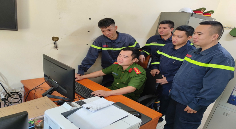 Cán bộ phụ trách phần mềm hướng dẫn thao tác cho CBCS học tập