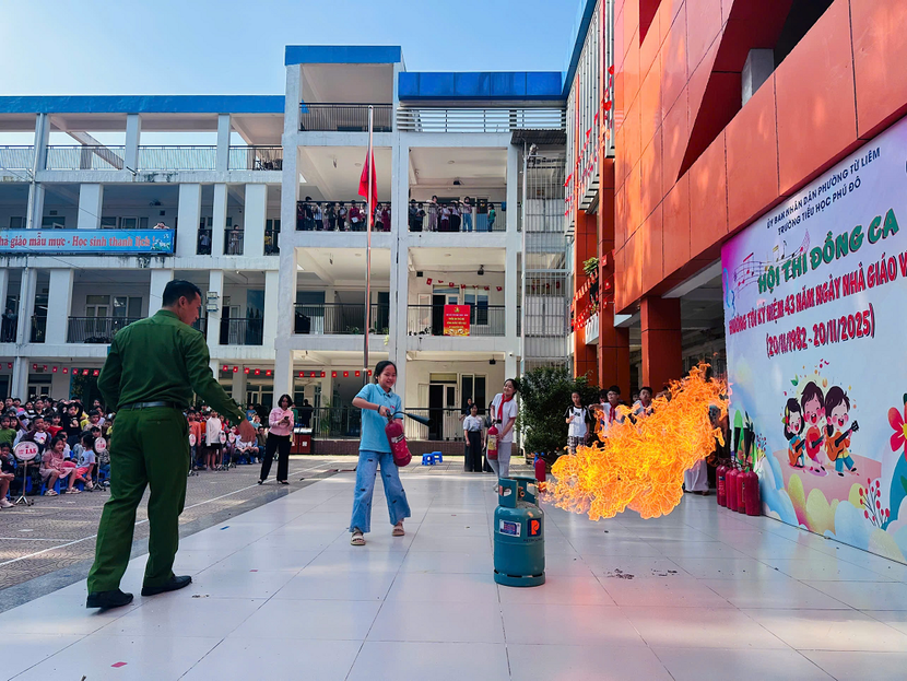 CBCS hướng dẫn kỹ năng sử dụng bình chữa cháy xách tay các em học sinh trường Tiểu học Phú Đô CBCS hướng dẫn kỹ năng sử dụng bình chữa cháy xách tay các em học sinh trường Tiểu học Phú Đô