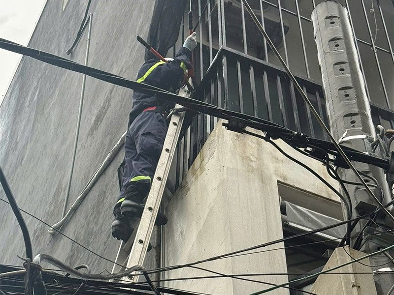 Lực lượng Cảnh sát PCCC và CNCH tiếp cận cứu nạn nhân mắc kẹt trên nhà cao tầng