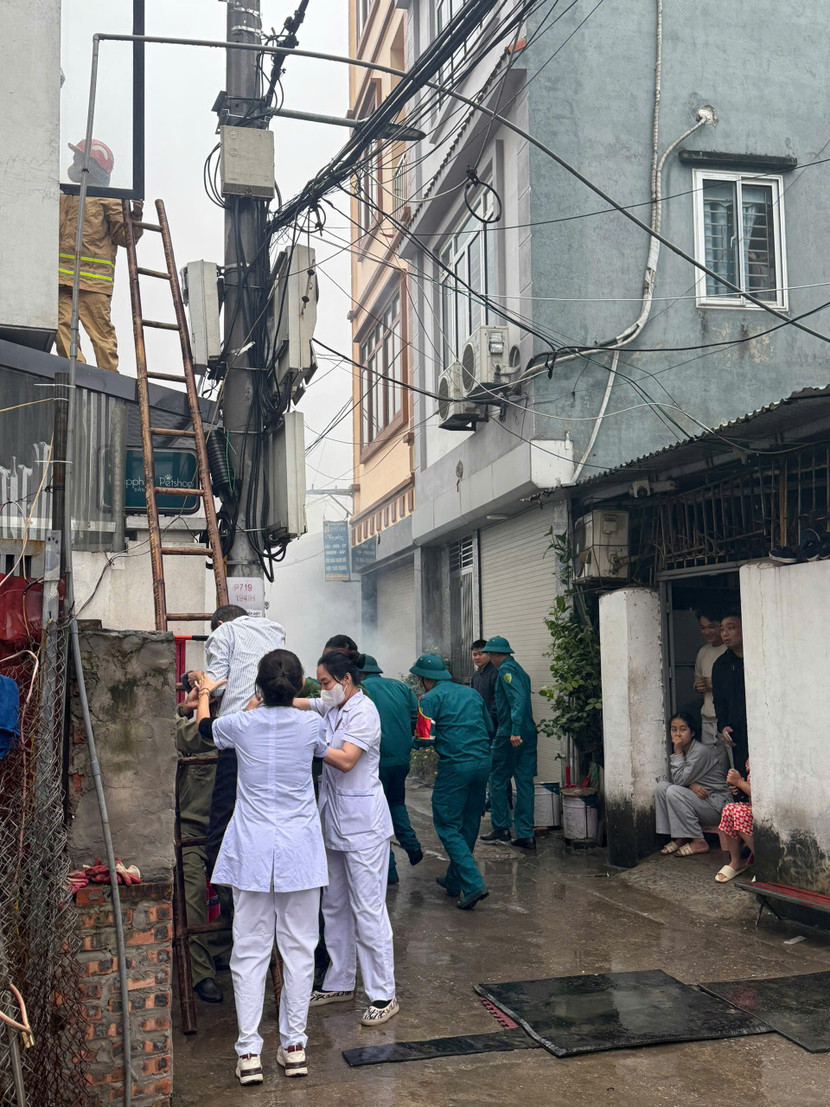 Các lực lượng cơ sở của UBND phường Long Biên triển khai hỗ trợ cứu nạn trong tình huống diễn tập