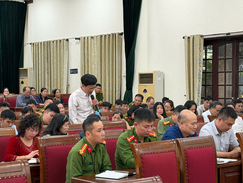 Đại biểu nêu ý kiến tại hội nghị