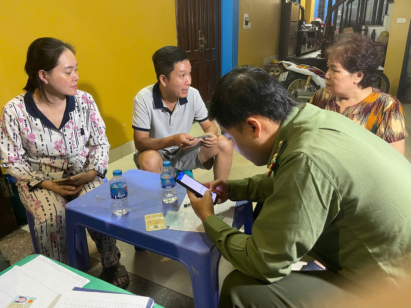 Công an phường Tây Hồ xuống các tổ dân phố thuộc địa bàn, “gõ cửa từng nhà”, hỗ trợ người dân