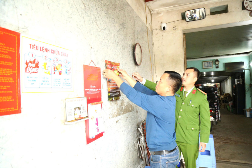 Kết hợp ký cam kết và hướng dẫn nhân dân vị trí gắn cẩm nang tuyên truyền về phòng cháy, chữa cháy và cứu nạn, cứu hộ