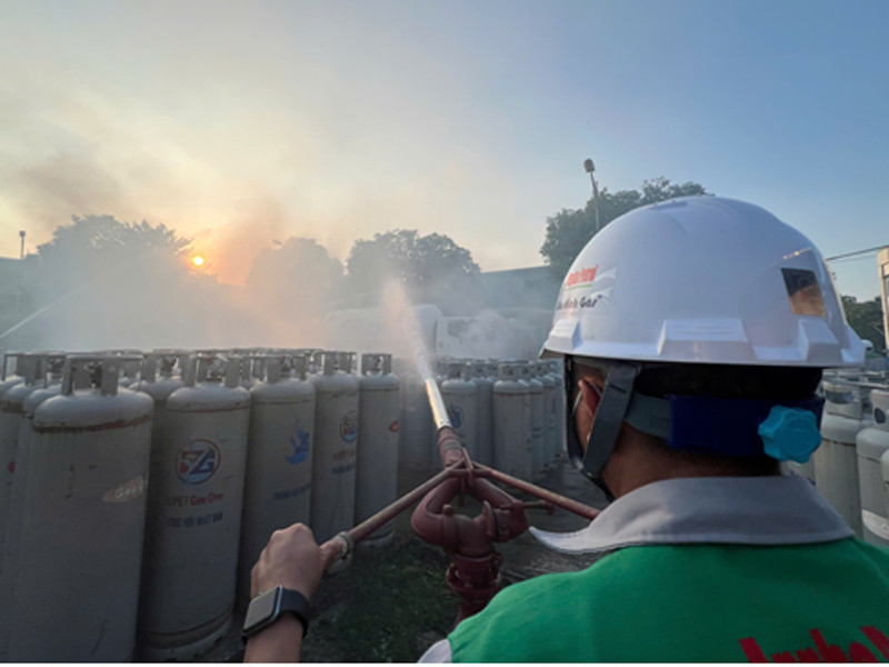 Lực lượng Cảnh sát PCCC và CNCH phối hợp lực lượng PCCC cơ sở triển khai các mũi tấn công chữa cháy và cứu nạn cứu hộ